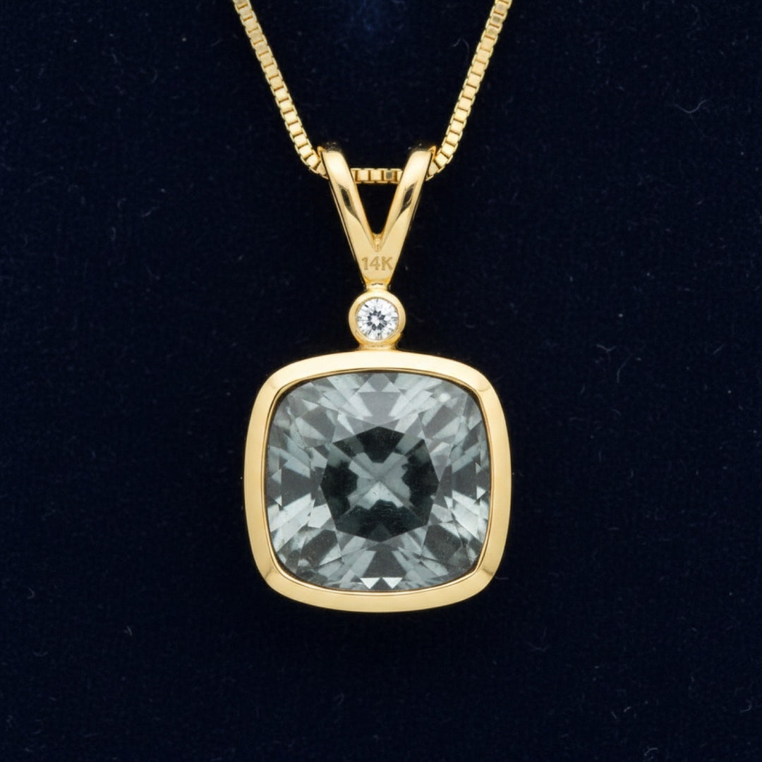 dije de oro 14k con espinela acero gris azul natural 1.30ct corte cushion de Myanmar, joyería mexicana Gold Shield