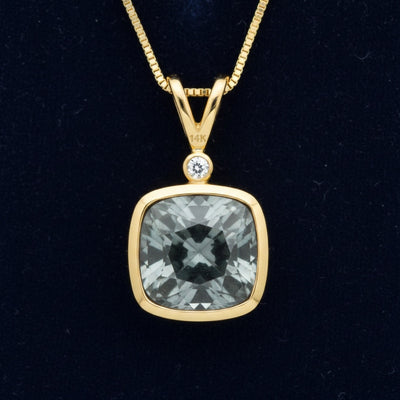 dije de oro 14k con espinela acero gris azul natural 1.30ct corte cushion de Myanmar, joyería mexicana Gold Shield