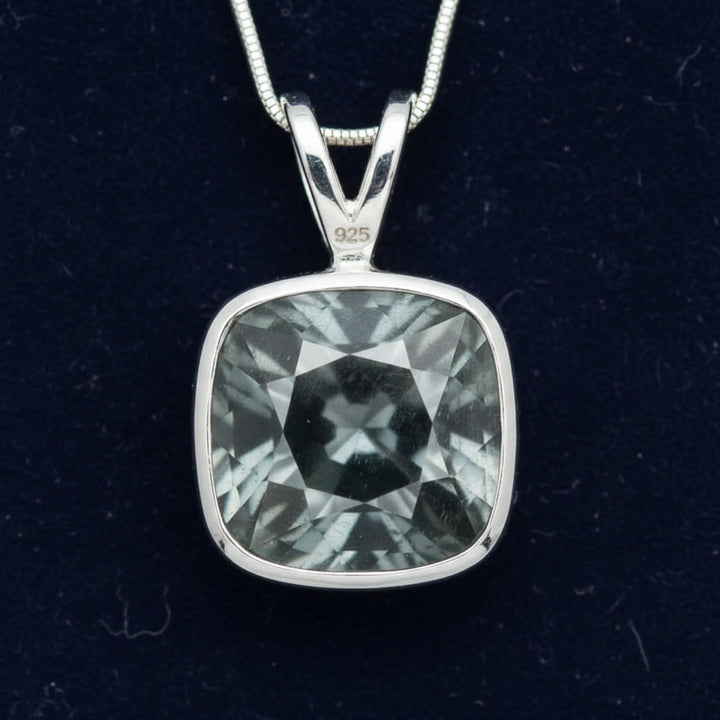 dije de plata 925 con espinela acero gris azul natural 1.30ct corte cushion de Myanmar, joyería mexicana Gold Shield