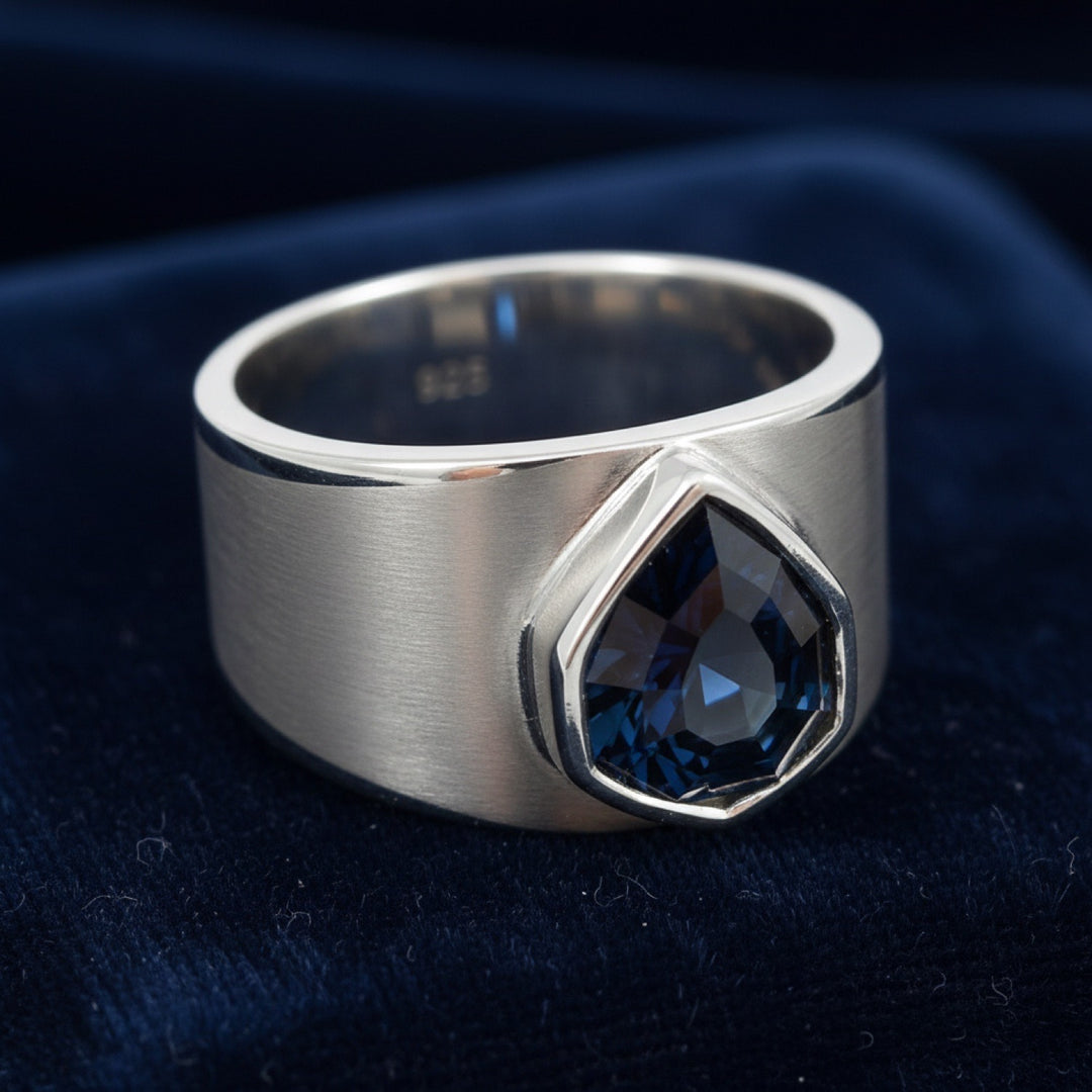 anillo de hombre de plata 925 con espinela azul profundo natural 1.21ct corte fancy de Tanzania, joyería mexicana Gold Shield