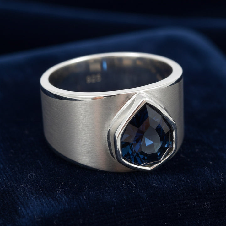 anillo de hombre de plata 925 con espinela azul profundo natural 1.21ct corte fancy de Tanzania, joyería mexicana Gold Shield