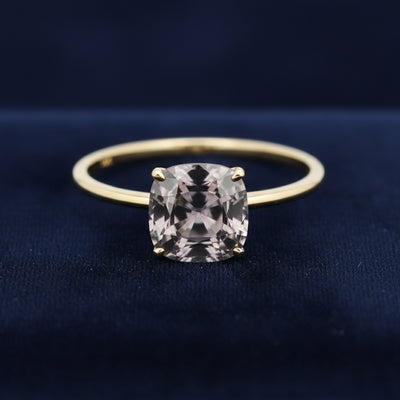 anillo de oro 14k con espinela grisaceo purpura natural 1.43ct corte cushion de Myanmar, joyería mexicana Gold Shield