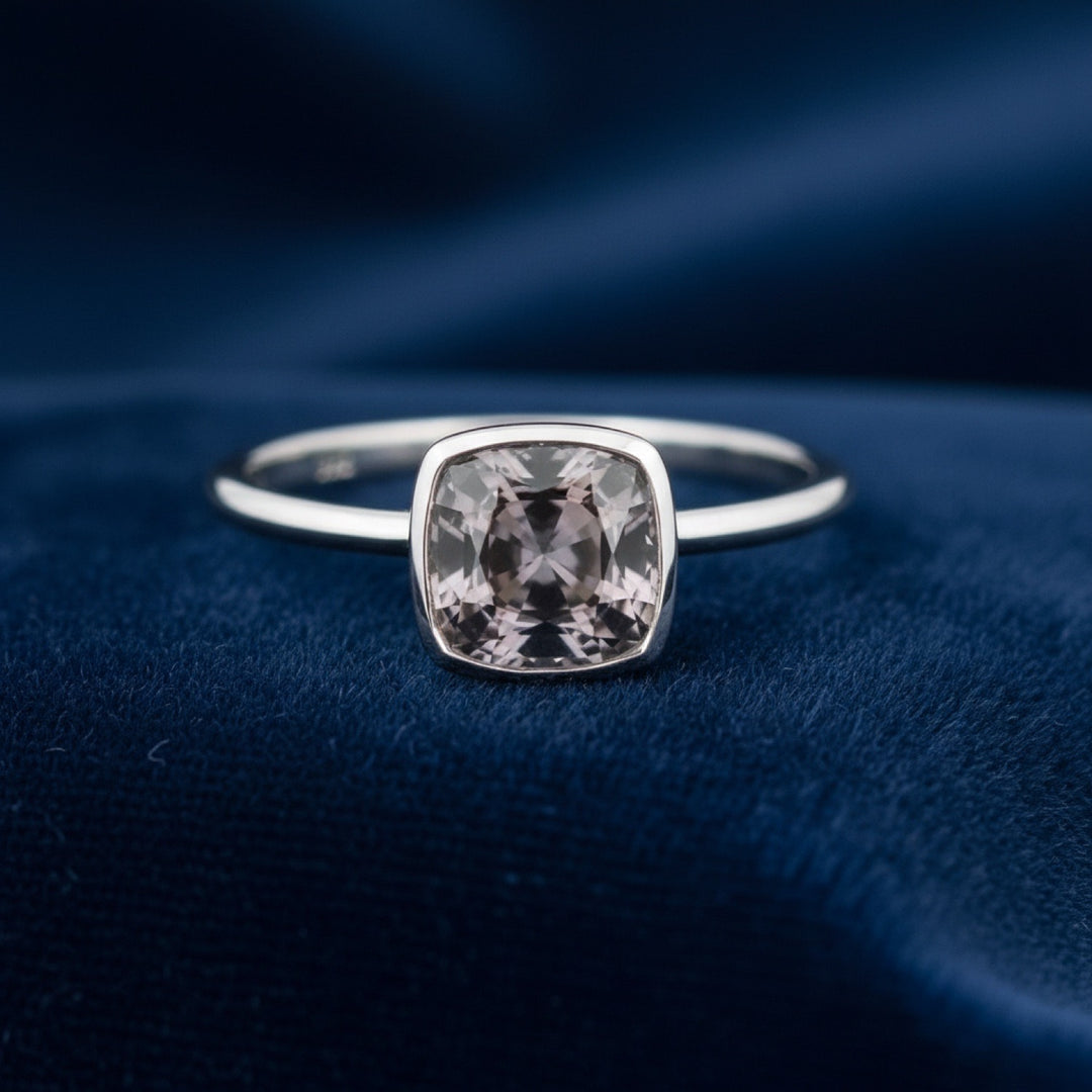 anillo de plata 925 con espinela grisaceo purpura natural 1.43ct corte cushion de Myanmar, joyería mexicana Gold Shield