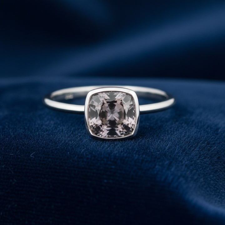 anillo de plata 925 con espinela grisaceo purpura natural 1.43ct corte cushion de Myanmar, joyería mexicana Gold Shield