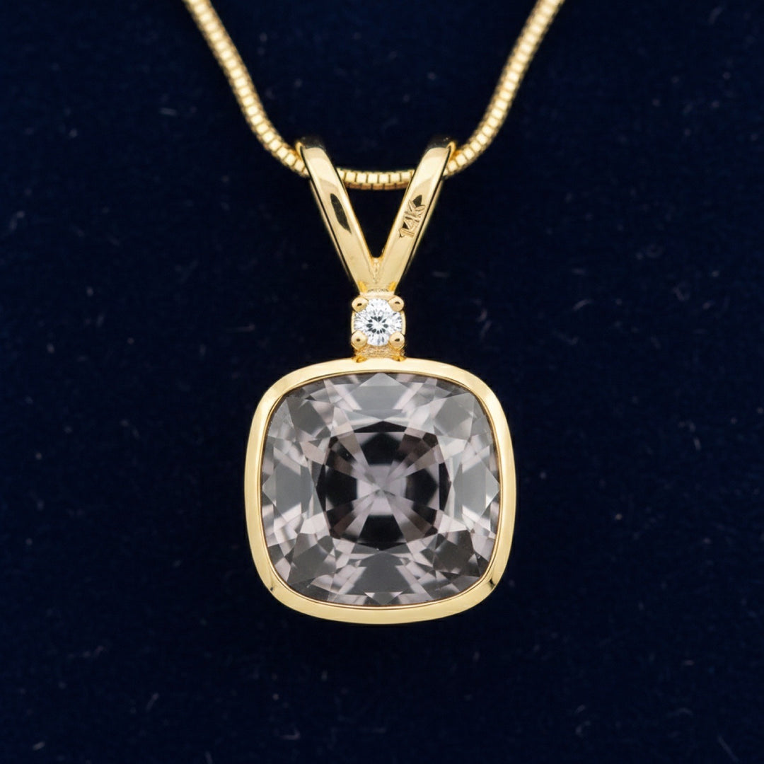 dije de oro 14k con espinela grisaceo purpura natural 1.43ct corte cushion de Myanmar, joyería mexicana Gold Shield