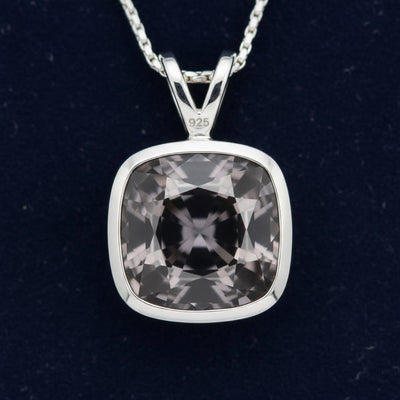 dije de plata 925 con espinela grisaceo purpura natural 1.43ct corte cushion de Myanmar, joyería mexicana Gold Shield