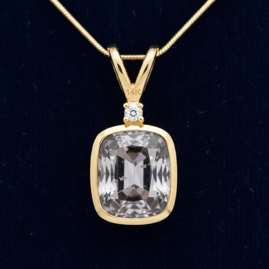 dije de oro 14k con espinela violeta gris natural 1.43ct corte cushion de Myanmar, joyería mexicana Gold Shield