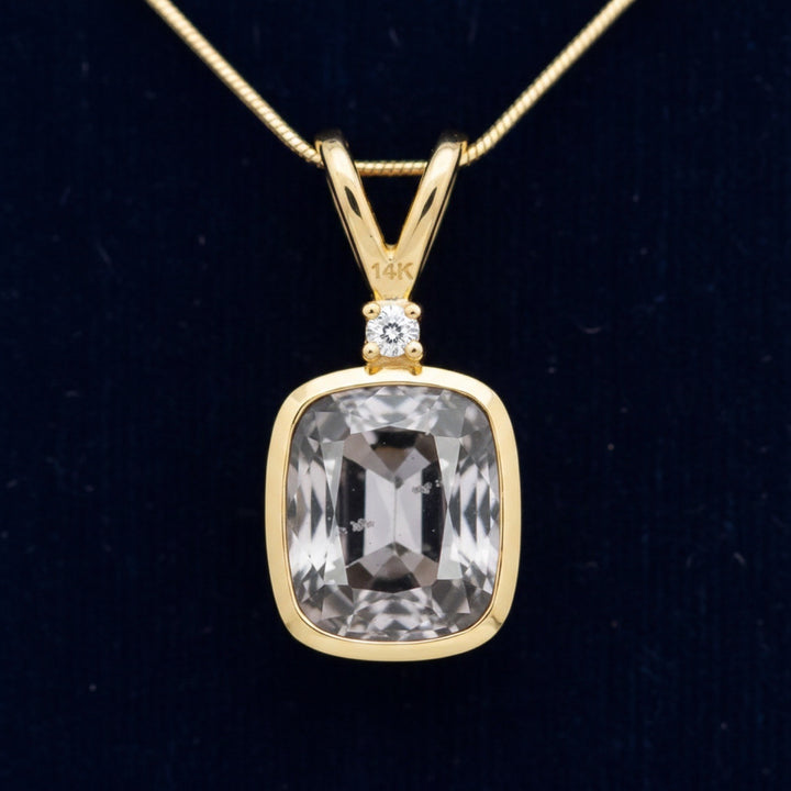 dije de oro 14k con espinela violeta gris natural 1.43ct corte cushion de Myanmar, joyería mexicana Gold Shield