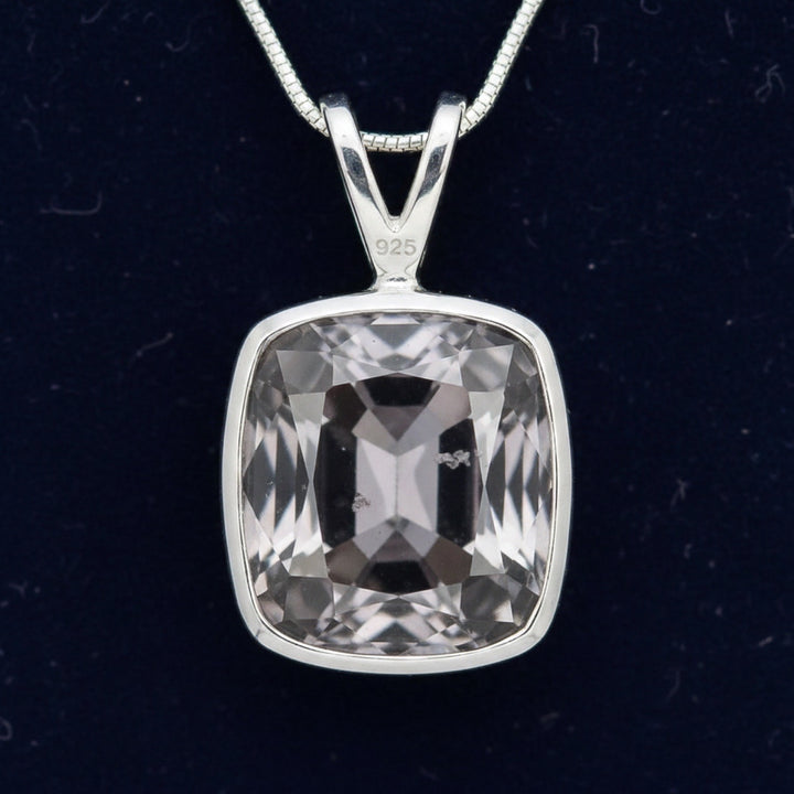 dije de plata 925 con espinela violeta gris natural 1.43ct corte cushion de Myanmar, joyería mexicana Gold Shield