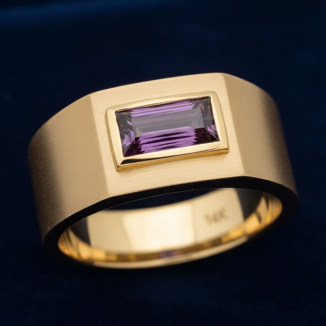 anillo de hombre de oro 14k con granate rhodolita purpura neon natural 1.08ct corte baguette, joyería mexicana Gold Shield