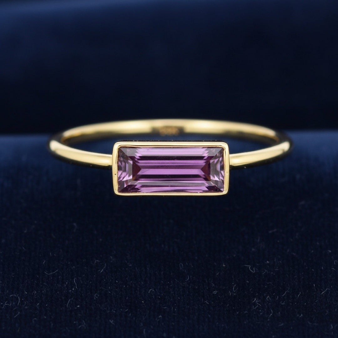 anillo oro 14k con granate rhodolita purpura neon natural 1.08ct corte baguette, joyería mexicana Gold Shield