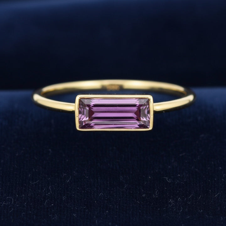 anillo oro 14k con granate rhodolita purpura neon natural 1.08ct corte baguette, joyería mexicana Gold Shield
