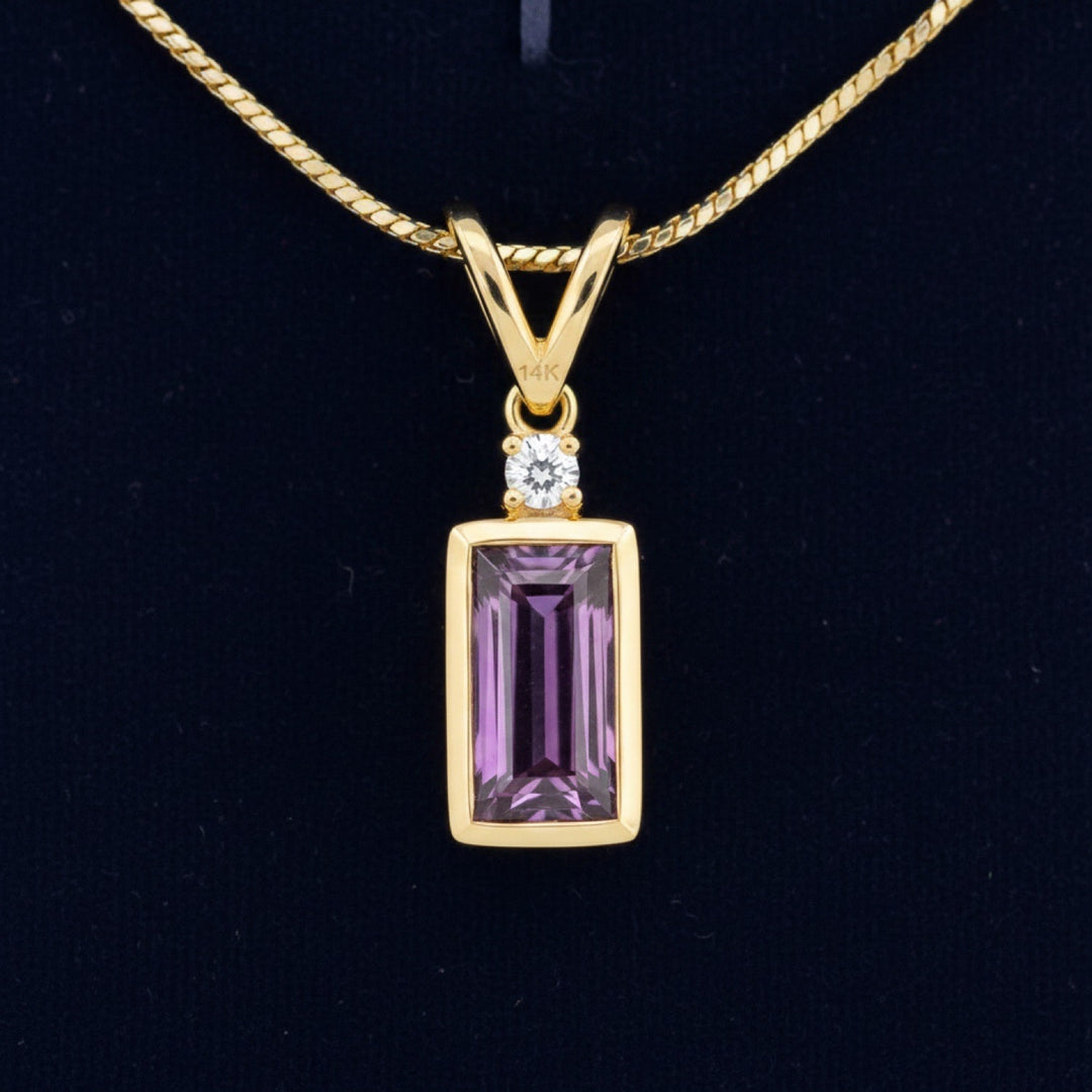 dije oro 14k con granate rhodolita purpura neon natural 1.08ct corte baguette, joyería mexicana Gold Shield