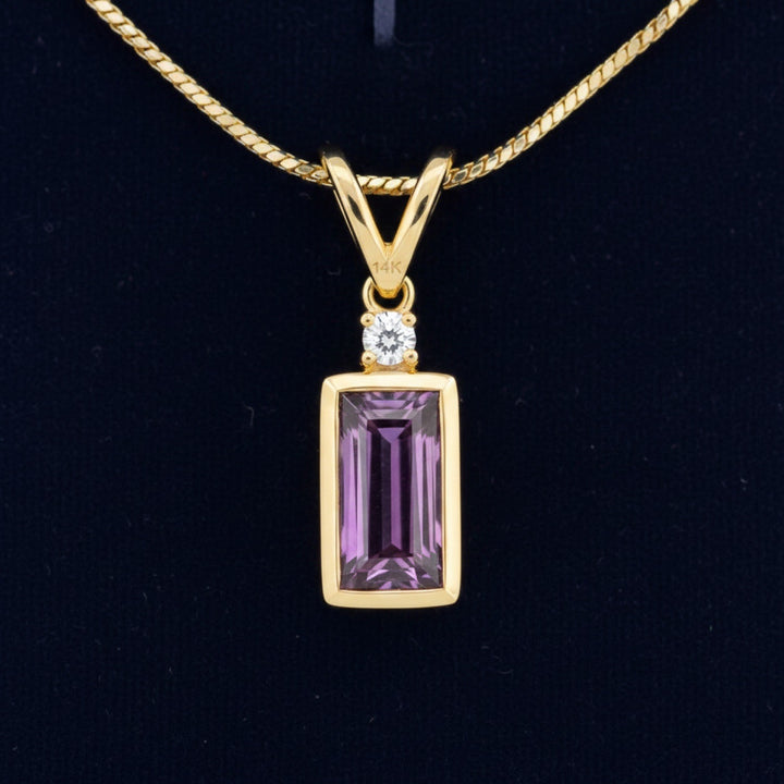 dije oro 14k con granate rhodolita purpura neon natural 1.08ct corte baguette, joyería mexicana Gold Shield