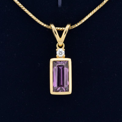 dije oro 14k con granate rhodolita purpura neon natural 1.08ct corte baguette, joyería mexicana Gold Shield
