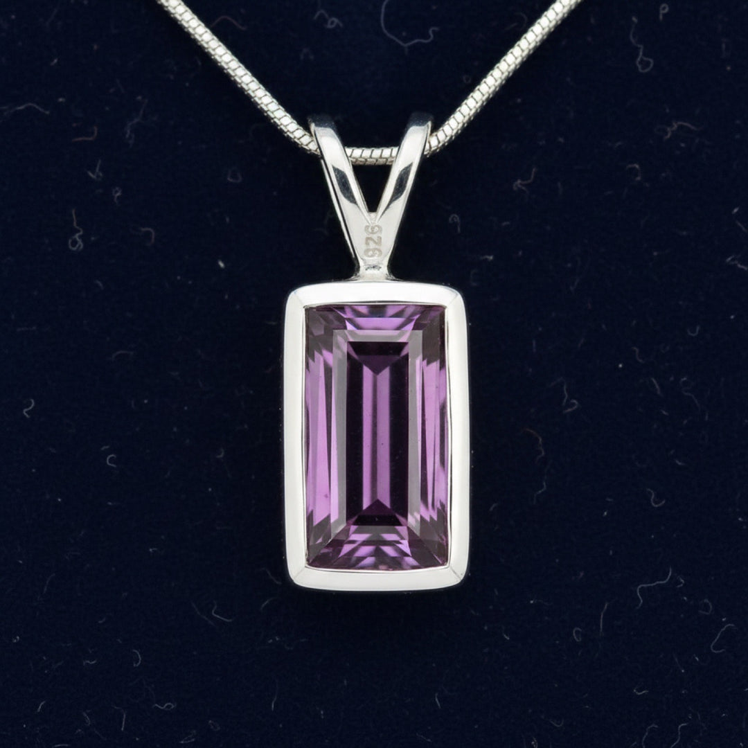 dije plata 925 con granate rhodolita purpura neon natural 1.08ct corte baguette, joyería mexicana Gold Shield