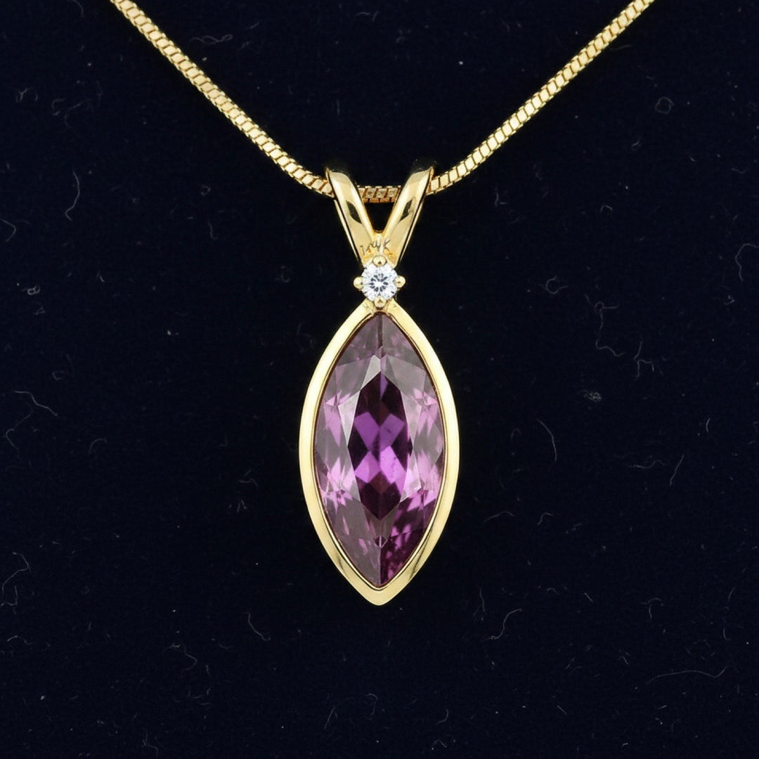dije de oro 14k con granate rhodolita purpureo rosa natural 0.88ct corte marquesa de Tanzania, joyería mexicana Gold Shield