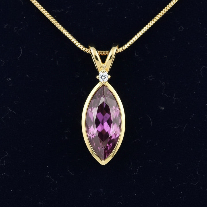 dije de oro 14k con granate rhodolita purpureo rosa natural 0.88ct corte marquesa de Tanzania, joyería mexicana Gold Shield