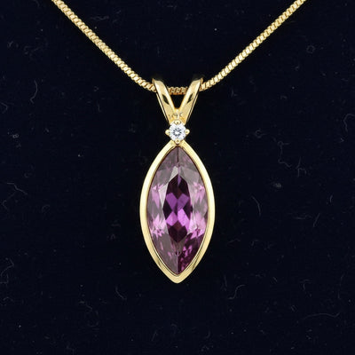 dije de oro 14k con granate rhodolita purpureo rosa natural 0.88ct corte marquesa de Tanzania, joyería mexicana Gold Shield