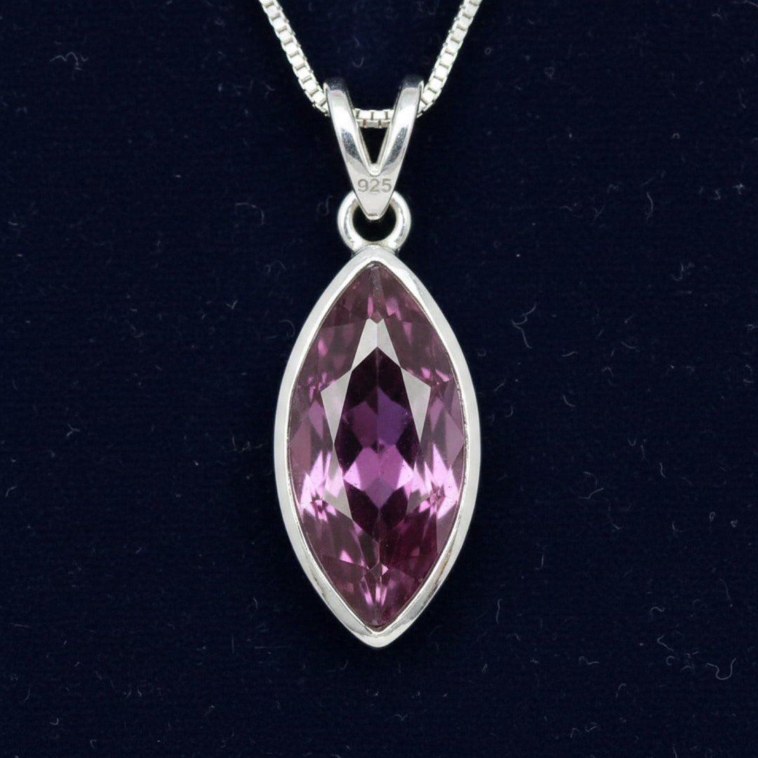 dije de plata 925 con granate rhodolita purpureo rosa natural 0.88ct corte marquesa de Tanzania, joyería mexicana Gold Shield