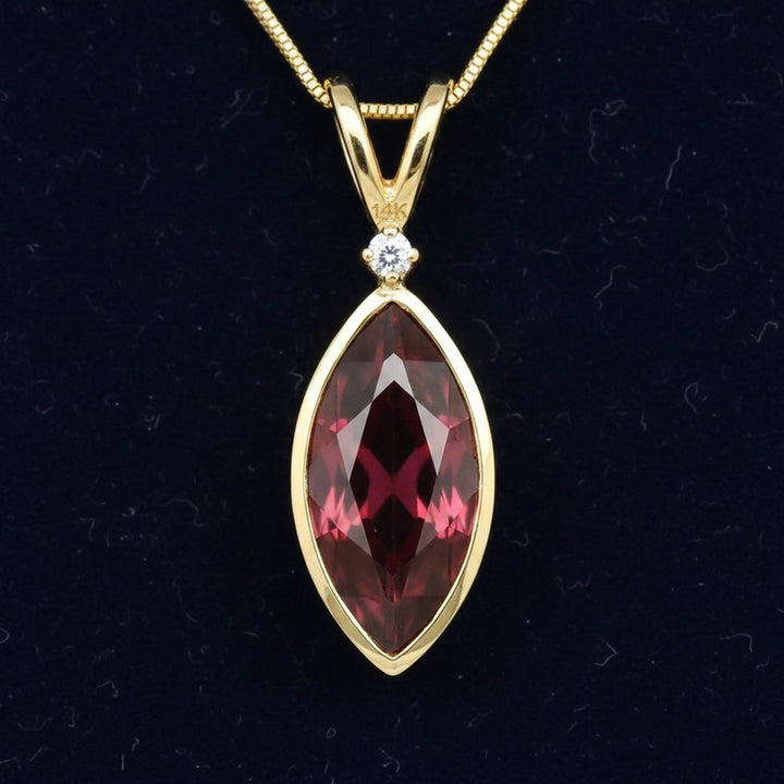 dije de oro 14k con granate rhodolita rojizo rosa natural 5.09ct corte marquesa de Tanzania, joyería mexicana Gold Shield