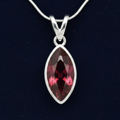 dije de plata 925 con granate rhodolita rojizo rosa natural 5.09ct corte marquesa de Tanzania, joyería mexicana Gold Shield