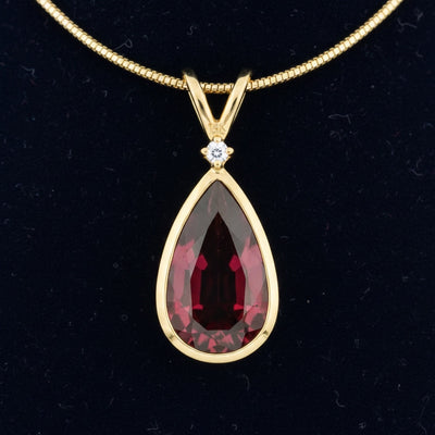 dije de oro 14k con granate rhodolita rosado rojo natural 3.48ct corte pera de Africa, joyería mexicana Gold Shield