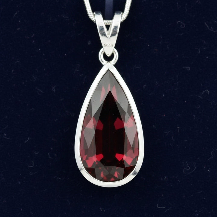 dije de plata 925 con granate rhodolita rosado rojo natural 3.48ct corte pera de Africa, joyería mexicana Gold Shield
