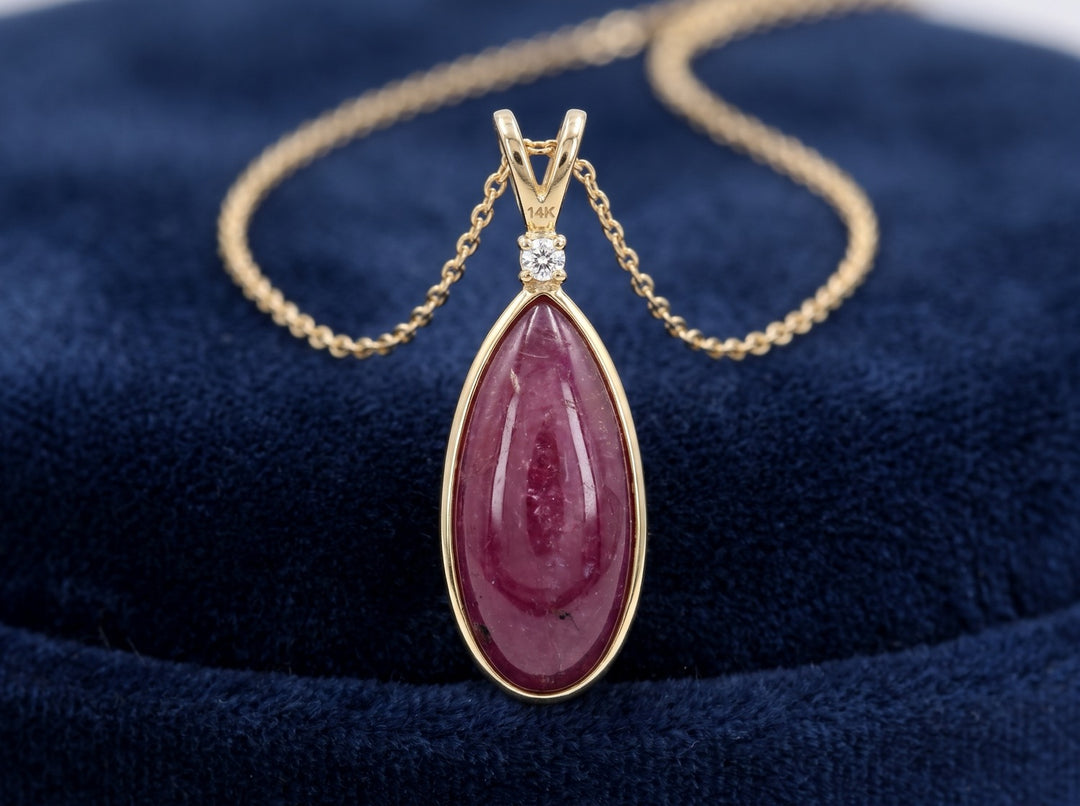 dije oro 14k con rubí rojo púrpura natural 6.35ct corte pera cabujón, joyería mexicana Gold Shield