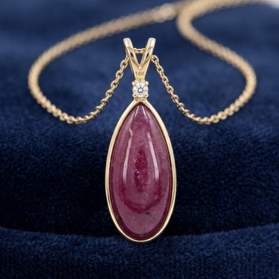dije oro 14k con rubí rojo púrpura natural 6.35ct corte pera cabujón, joyería mexicana Gold Shield