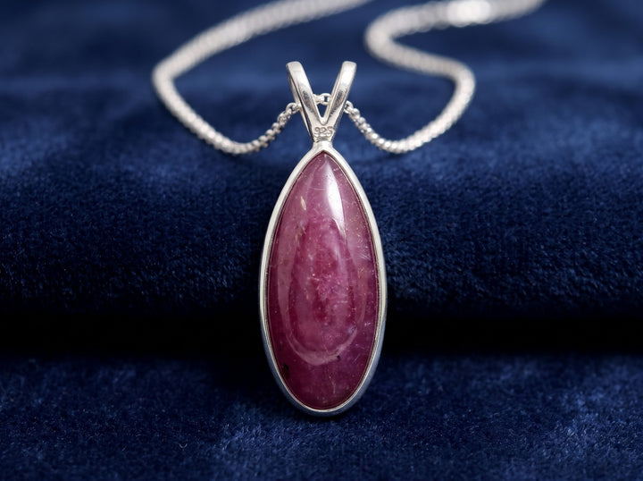 dije plata 925 con rubí rojo púrpura natural 6.35ct corte pera cabujón, joyería mexicana Gold Shield