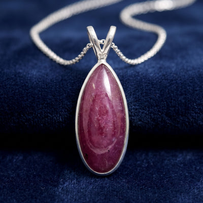 dije plata 925 con rubí rojo púrpura natural 6.35ct corte pera cabujón, joyería mexicana Gold Shield