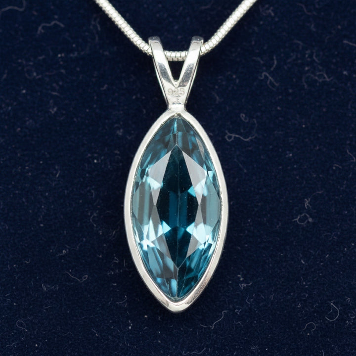 dije de plata 925 con topacio london blue natural 0.89ct corte marquesa de Brasil, joyería mexicana Gold Shield