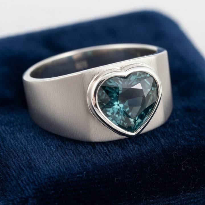 anillo de hombre de plata 925 con zafiro corazón azul verdoso natural 0.83ct corte corazón de Madagascar, joyería mexicana Go