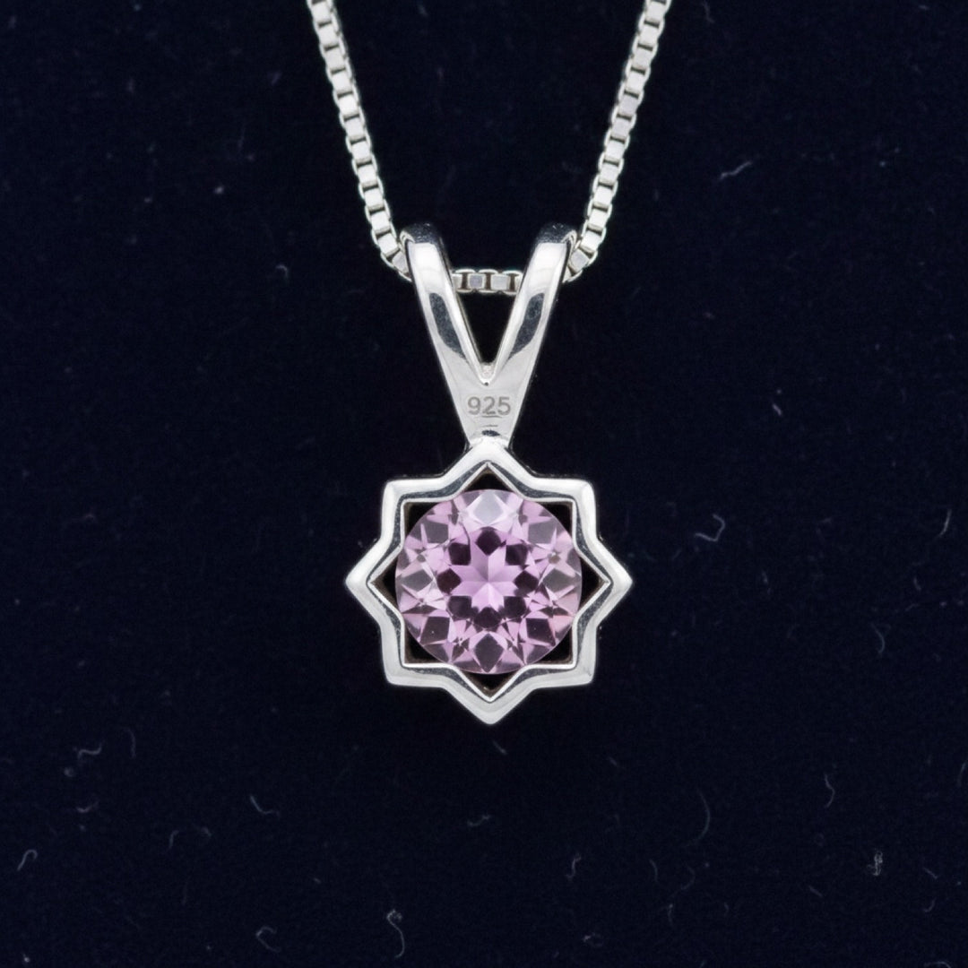 dije plata 925 con zafiro rosa natural 0.34ct corte rose-cut redondo, joyería mexicana Gold Shield
