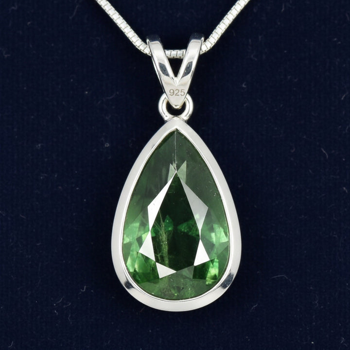 dije plata 925 con zafiro verde natural 0.89ct corte pera, joyería mexicana Gold Shield