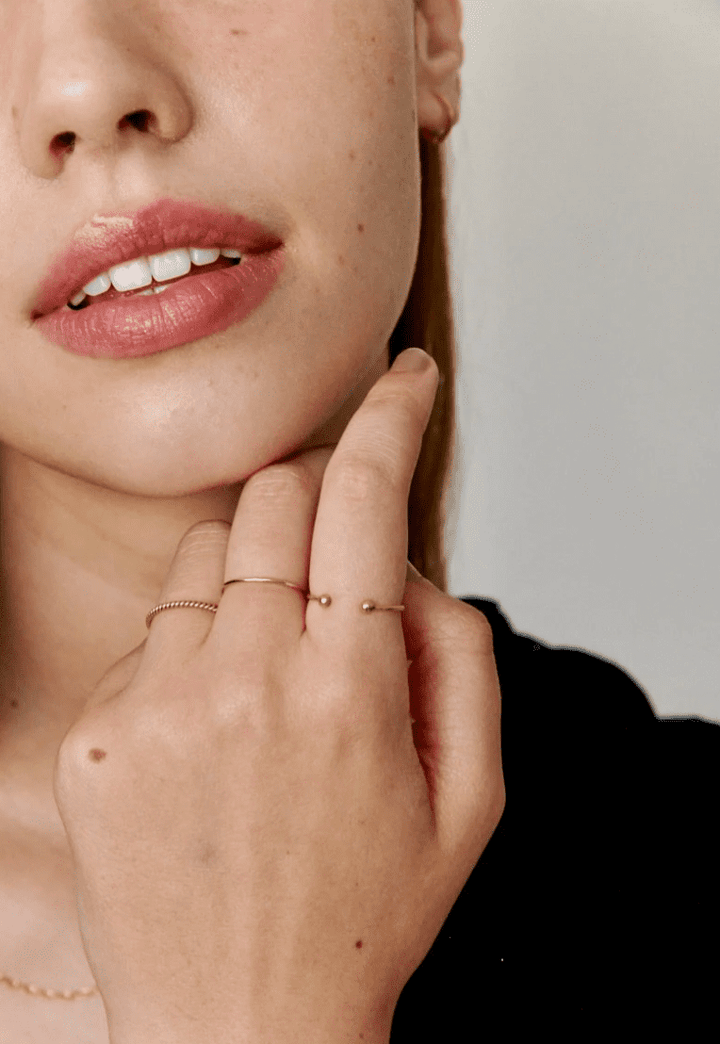 Modelo de manos con anillos de oro