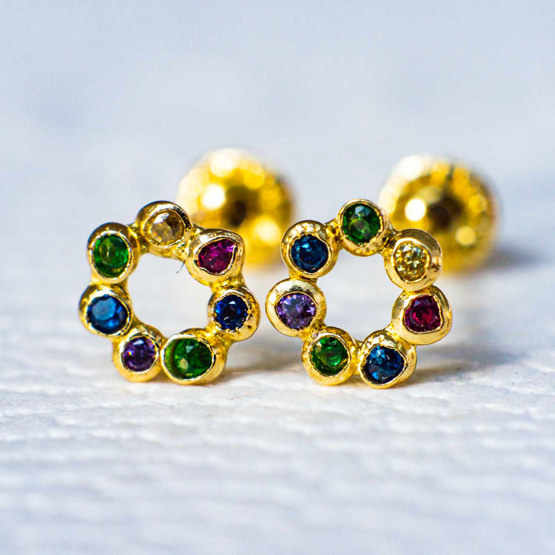 Aretes de los 7 Chakras fabricados en oro de 18 kilates en fondo blanco