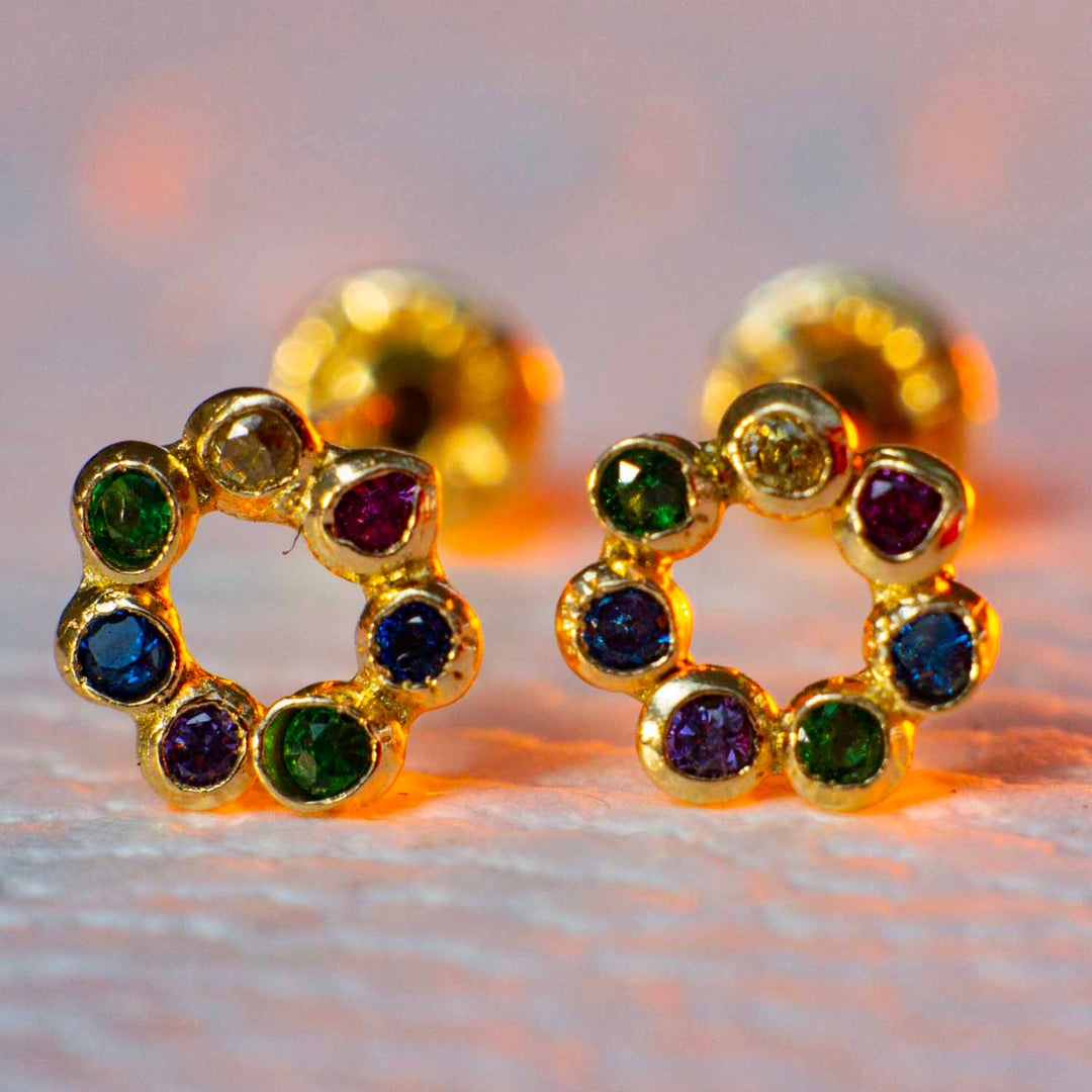 Aretes de oro 18k en forma de 7 chakras con 7 piedras en fondo blanco