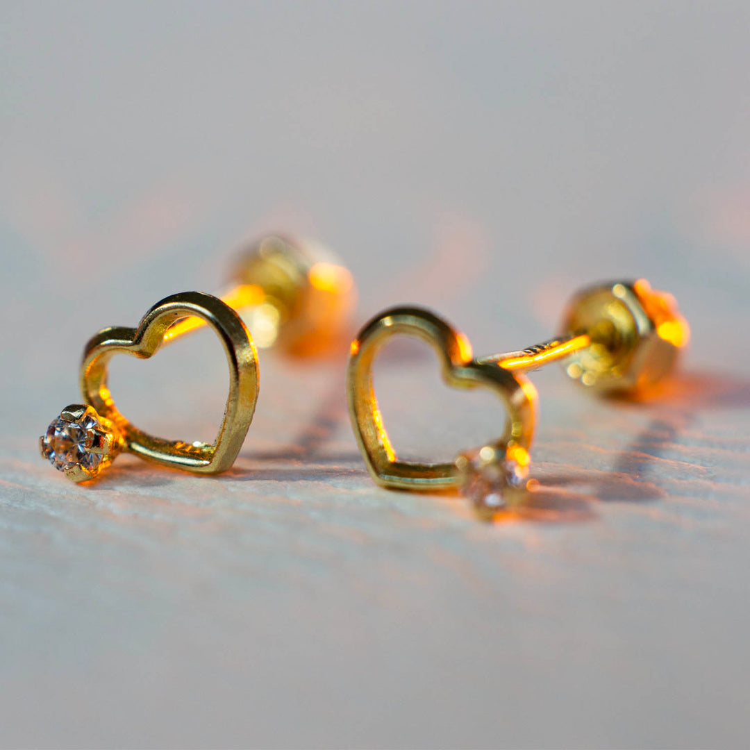 Par de aretes de oro 18k en forma de corazón y moissanita - GOLD SHIELD