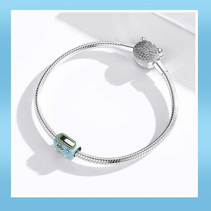 CHARM AZUL Y PULSERA PANDORA EN FONDO BLANCO