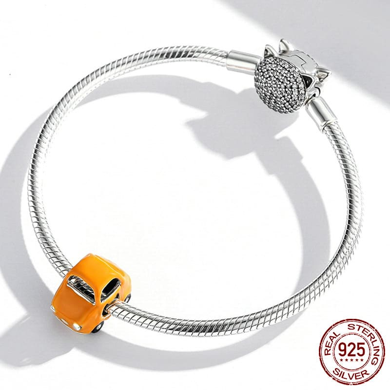 Charm de coche naranja vintage y con pulsera de plata marca gold shield 