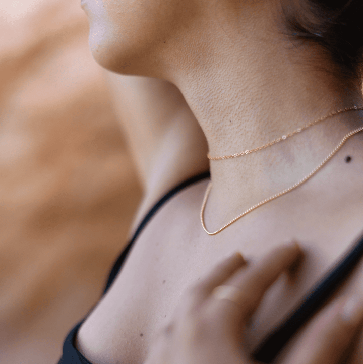 Cadena de oro para mujer en cuello de modelo - GOLD SHIELD