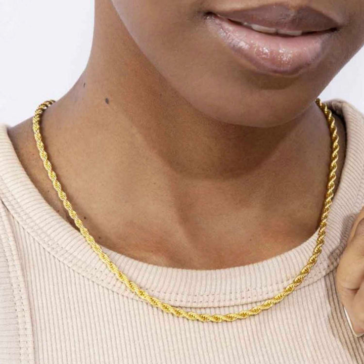 Cadena de oro para mujer de cuerda puesta en el cuello de una modelo - GOLD SHIELD