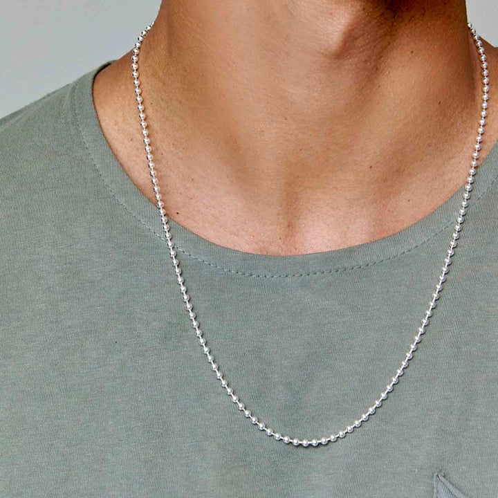 Cadena militar de plata en cuello de modelo