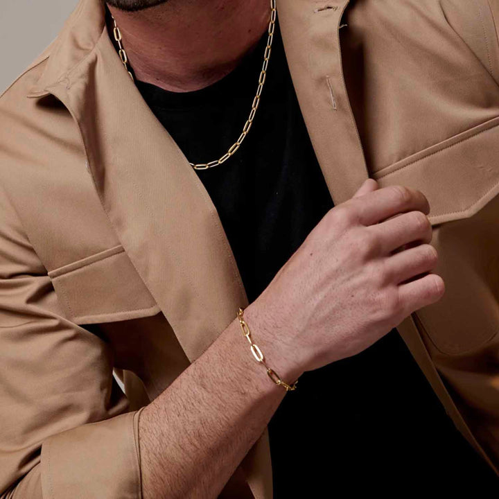 Modelo con cadena y pulsera de oro tipo clip