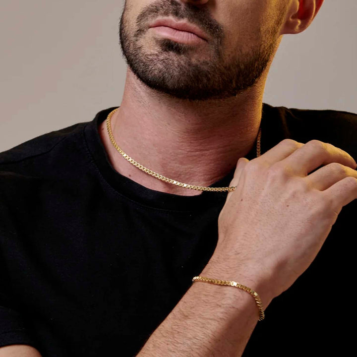 Esta imagen es una fotografía de alta calidad de una cadena de oro tipo box de 4mm para unisex. La cadena es un accesorio elegante y resistente, adecuado para ser usado por hombres y mujeres. La imagen tiene un tamaño de 1500 x 1500 píxeles y es una excelente opción para aquellos que buscan agregar una cadena de alta calidad a su colección de joyas.