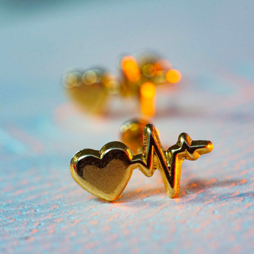 Arete de corazón de oro 18k y electrocardiograma - GOLD SHIELD