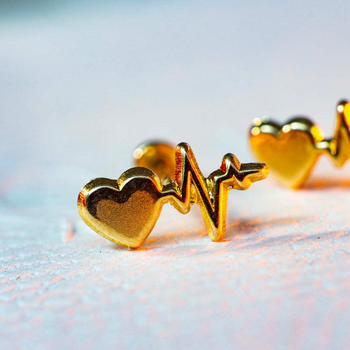Aretes de oro con electrocardiograma y corazón