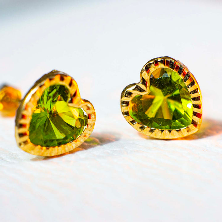 Aretes biselados en forma de corazón con piedra verde